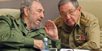 Raúl Castro junto a su hermano Fidel/AFP