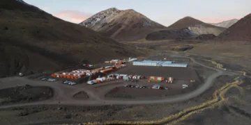 Esta vista aérea del campamento del proyecto minero de cobre Los Azules en la cordillera de los Andes/AFP