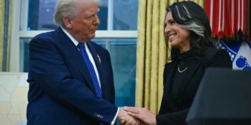 Trump y Tulsi Gabbard cuando fue designada/AFP