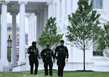 Agentes del Servicio Secreto patrullan los jardines/AFP