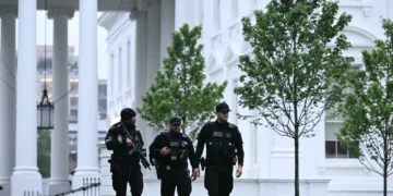 Agentes del Servicio Secreto patrullan los jardines/AFP