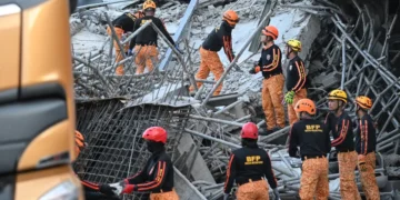Los rescatistas buscan a las víctimas entre los escombros/AFP