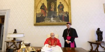 El Papa León XIV firmando su primera encíclica, 'Magnifica Humanitas'/AFP