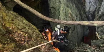 Los rescatistas ingresan a la cueva/AFP