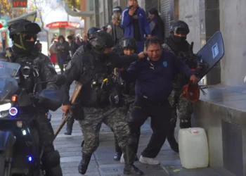 La Policía aprehende a un mienro que lanzó dinamita a los efectivos.
Foto: APG