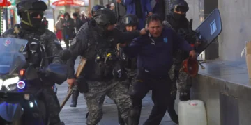 La Policía aprehende a un mienro que lanzó dinamita a los efectivos.
Foto: APG