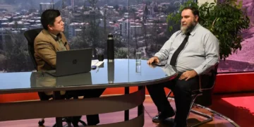 Cristian Zambrana, gerente del Automóvil Club Boliviano en el programa Piedra, Papel y Tinta