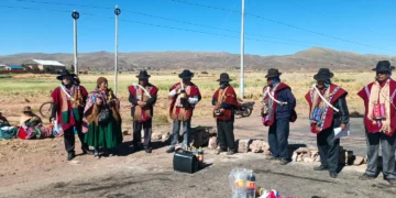 Comunarios bloquean la ruta hacia la localidad fronteriza de Desaguadero.
Foto: Red TV. Provincia Ingavi - La Paz