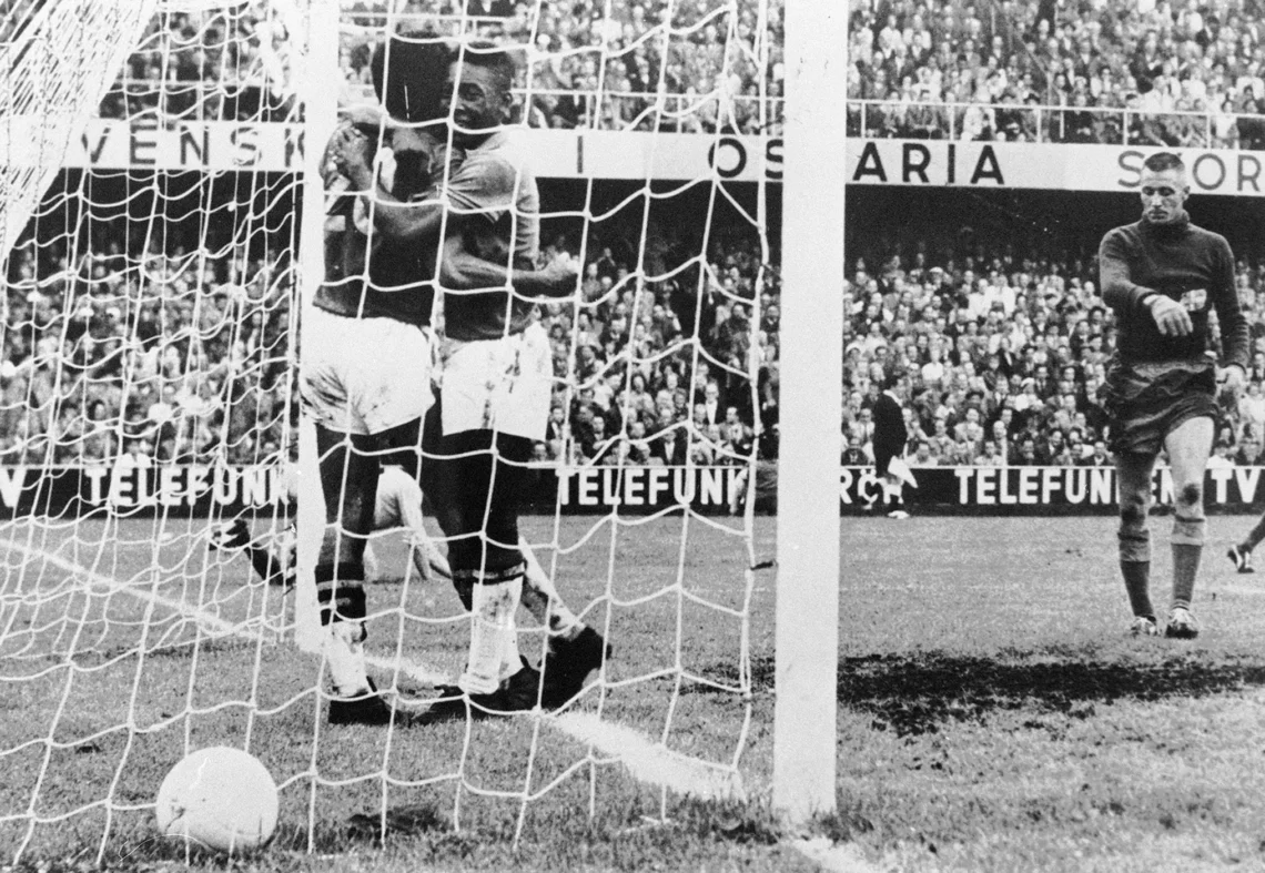 Brasil —con el surgimiento de Pelé— logró su primer título en Suecia 1958. Luego ganó cuatro coronas más para ser el pentacampeón del mundo. (AFP)