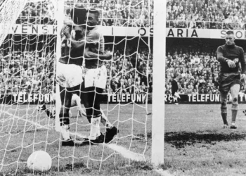 Brasil —con el surgimiento de Pelé— logró su primer título en Suecia 1958. Luego ganó cuatro coronas más para ser el pentacampeón del mundo. (AFP)