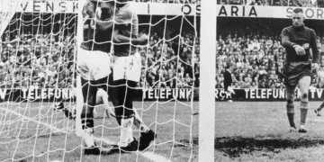 Brasil —con el surgimiento de Pelé— logró su primer título en Suecia 1958. Luego ganó cuatro coronas más para ser el pentacampeón del mundo. (AFP)