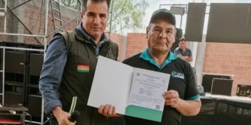 La entrega de certificaciones en Cochabamba. Foto: Senasag