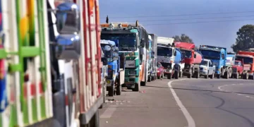 Camiones varados en medio de la carretera durante la presente gestión. Foto: Archivo