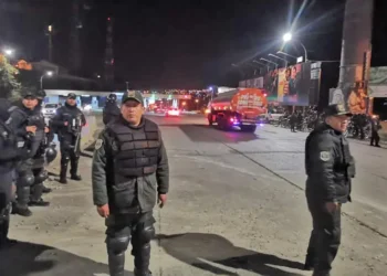 Policías resguardan el paso de cisternas con combustible para La Paz y El Alto.
Foto: Unitel