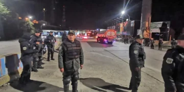 Policías resguardan el paso de cisternas con combustible para La Paz y El Alto.
Foto: Unitel