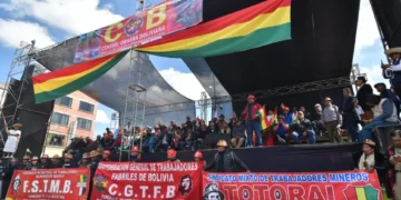 Tarima instalada para el cabildo de la COB, al frente de la estación de la línea Roja de Mi Teleférico, en El Alto.
Foto: APG