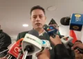Edmand Lara visita el piquete de huelga de Ana Crispín. Foto: RRSS.
