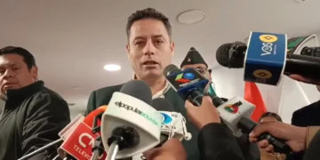 Edmand Lara visita el piquete de huelga de Ana Crispín. Foto: RRSS.