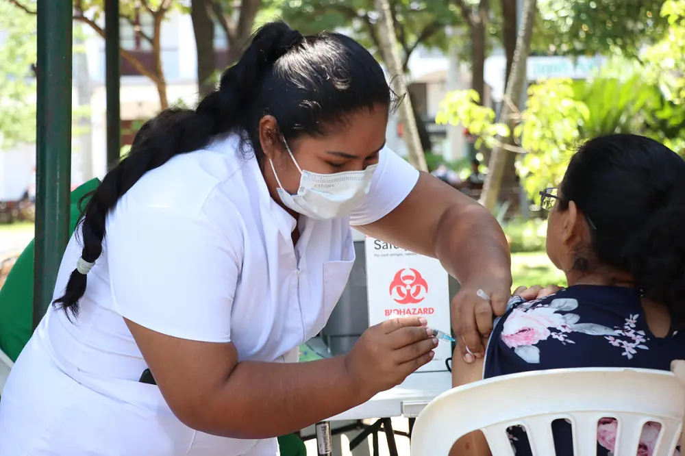 Las autoridades piden a la población acudir a vacunarse/Alcaldía de Santa Cruz