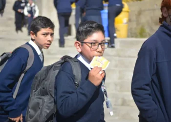 Un estudiante en La Paz consume desayuno escolar.
Foto: AMUN