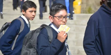 Un estudiante en La Paz consume desayuno escolar.
Foto: AMUN