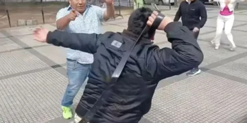 El evista Reynaldo Ezequiel pelea con un ciudadano cruceño.
Foto: RRSS
