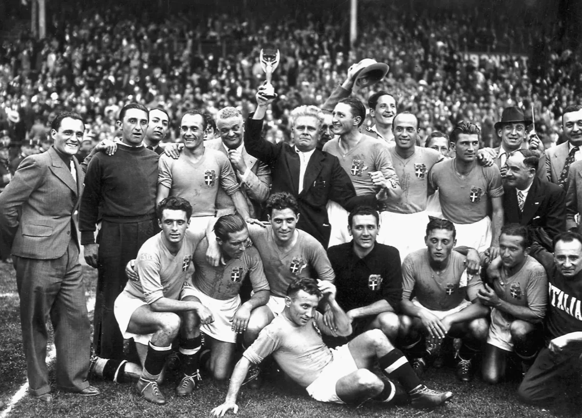 La Selección de Italia bicampeona del mundo en 1938 en las afueras de Paris (AFP)
