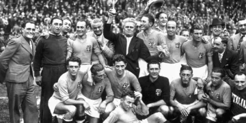 La Selección de Italia bicampeona del mundo en 1938 en las afueras de Paris (AFP)