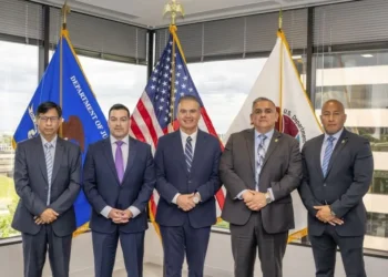 El viceministro Ernesto Justiniano y autoridades de la DEA y Estados Unidos.