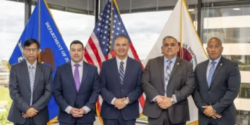 El viceministro Ernesto Justiniano y autoridades de la DEA y Estados Unidos.