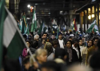 Miles de cruceños participaron en la Marhca por la Democracia la noche de este Jueves.
Foto: APG