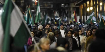 Miles de cruceños participaron en la Marhca por la Democracia la noche de este Jueves.
Foto: APG