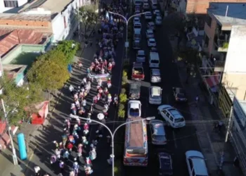 Ciudadanos en Cochabamba marchan en contra de los bloqueos.
Foto: Unitel