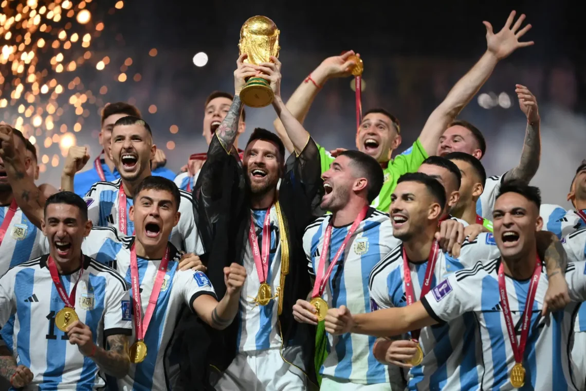 El astro argentino Lionel Messi levanta el trofeo en Qatar 2022, el tercer título de Argentina (AFP).