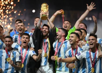 El astro argentino Lionel Messi levanta el trofeo en Qatar 2022, el tercer título de Argentina (AFP).