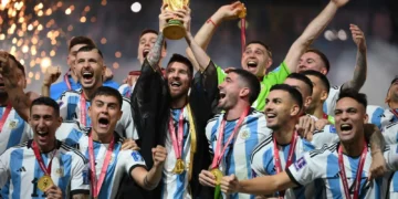 El astro argentino Lionel Messi levanta el trofeo en Qatar 2022, el tercer título de Argentina (AFP).