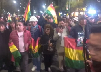 Ciudadanos paceños se autoconvocaron para protestar por el conflicto que provocan sectores a fines a la COB y al expresidente Evo Morales.
Foto: Rafael Sempértegui.