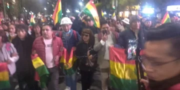 Ciudadanos paceños se autoconvocaron para protestar por el conflicto que provocan sectores a fines a la COB y al expresidente Evo Morales.
Foto: Rafael Sempértegui.