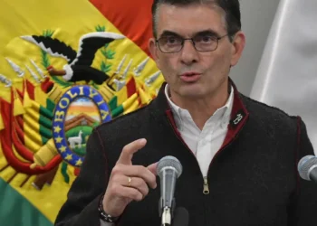 El presidente Rodrigo Paz y algunos de sus ministros en conferencia de prensa.
Foto: APG