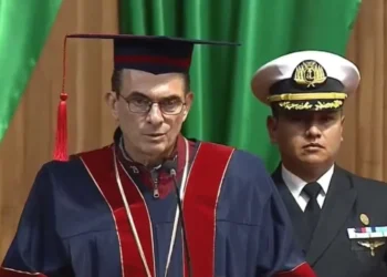 El presidente Rodrigo Paz en el acto en el que la UPEA le entregó el título de Honoris Causa.
Foto: Captura