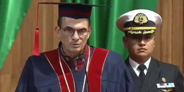 El presidente Rodrigo Paz en el acto en el que la UPEA le entregó el título de Honoris Causa.
Foto: Captura