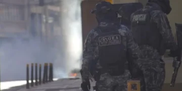 Policías dispersaron a los mineros que con violencia intentaron entrar a la plaza Murillo.
Foto: RRSS