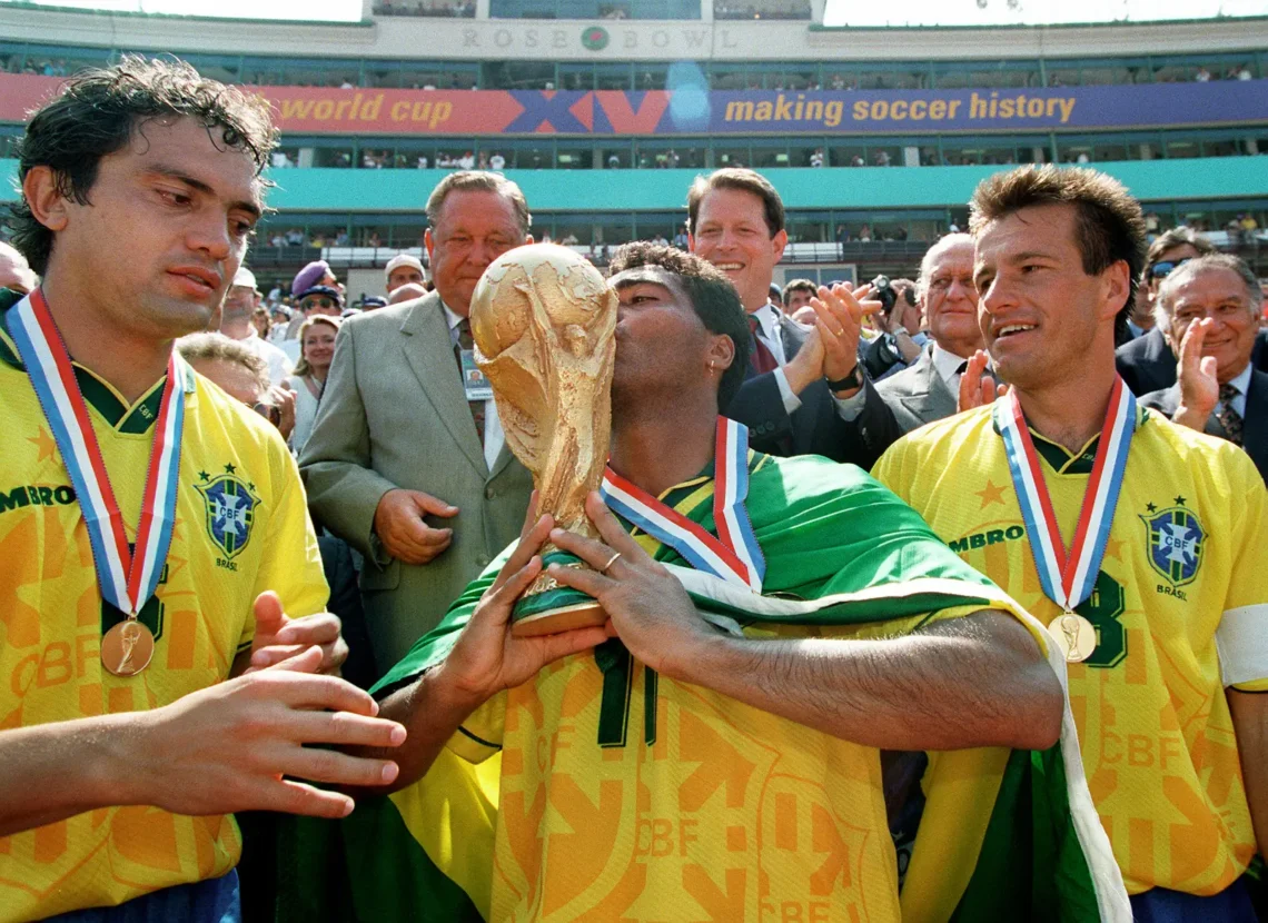El delantero brasileño Romario besa el trofeo en el Mundial de Estados Unidos 1994. (AFP)