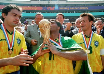 El delantero brasileño Romario besa el trofeo en el Mundial de Estados Unidos 1994. (AFP)