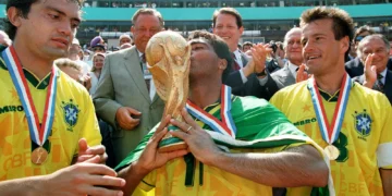 El delantero brasileño Romario besa el trofeo en el Mundial de Estados Unidos 1994. (AFP)