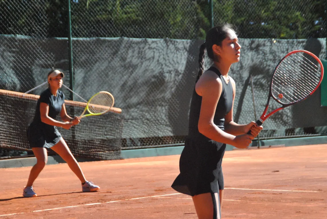 Valery Sumoya y Catalina Delmas, campeonas Sub-18, ITF dobles. (Prensa: Chuquiago Junior Open)