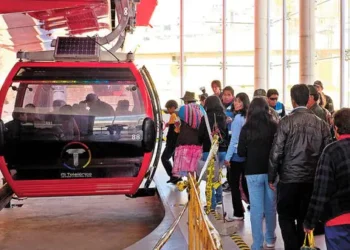 Usuarios abordan una cabina de la Línea Roja del Teleférico. FOTO: Mi Teleférico