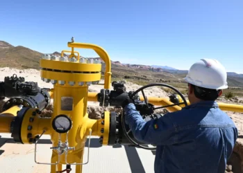 Un trabajador de YPFB, en un ducto de gas. (Foto: YPFB)