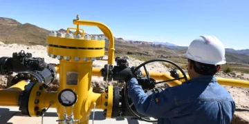 Un trabajador de YPFB, en un ducto de gas. (Foto: YPFB)