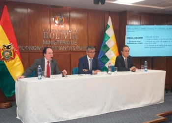 (DE der. a izq.) David Espinoza, José Gabriel Espinoza y Wálter Requena; en rueda de prensa. Foto: APG